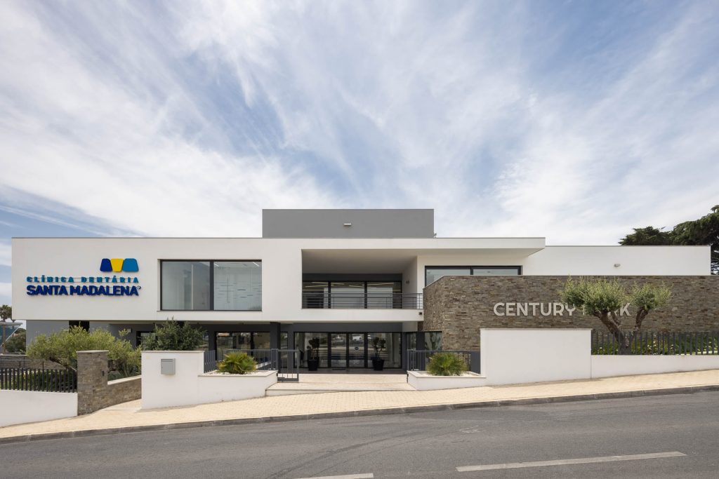 Clinica Dentária Santa Madalena em Cascais do atelier Sabrab e